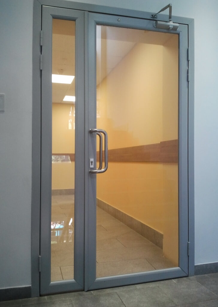 Цельностеклянные двери с алюминиевым профилем